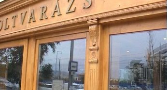 dekoriranje izloga drvenim aplikacijama